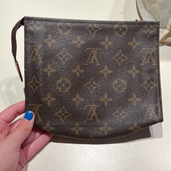 Louis Vuitton Toiletry Pouch 19 Monogram Canvas - Picture 3 of 5